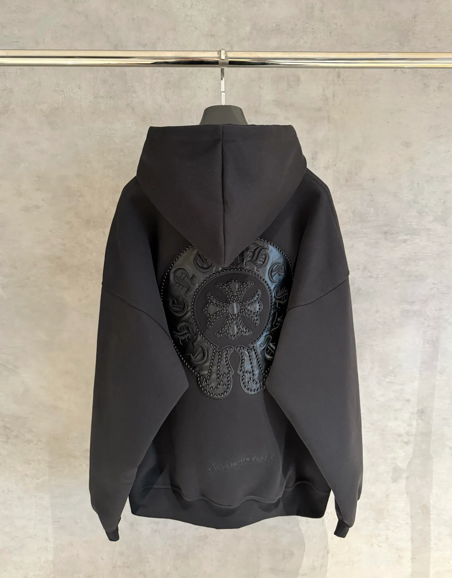 🅿️410 [Strict quality control] CH Croixin's new long-sleeved hooded sweatshirt. The fabric is made of heavy 480g double yarn fabric. Front and back embroidery➕beads. Ready-to-wear loose fit. The fabric is stiff and stylish. It does not deform or shrink. Color: black, white, floral gray. Size: M-2xl